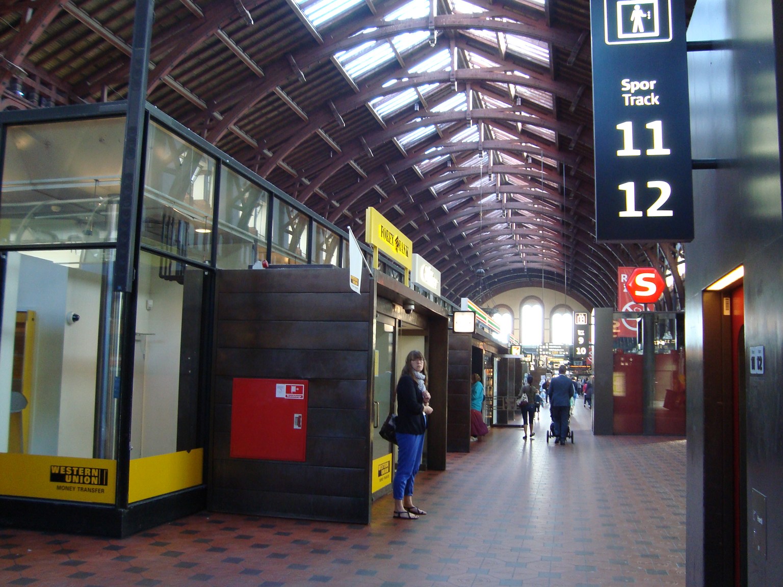 朝、駅を通り抜けて、コペンハーゲンの街を歩きます。…右端の11,12はホームに降りるエレベータの表示。